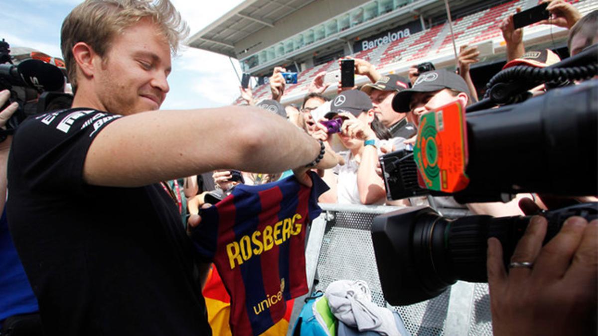 Nico Rosberg recibió una camiseta del Barça como regalo