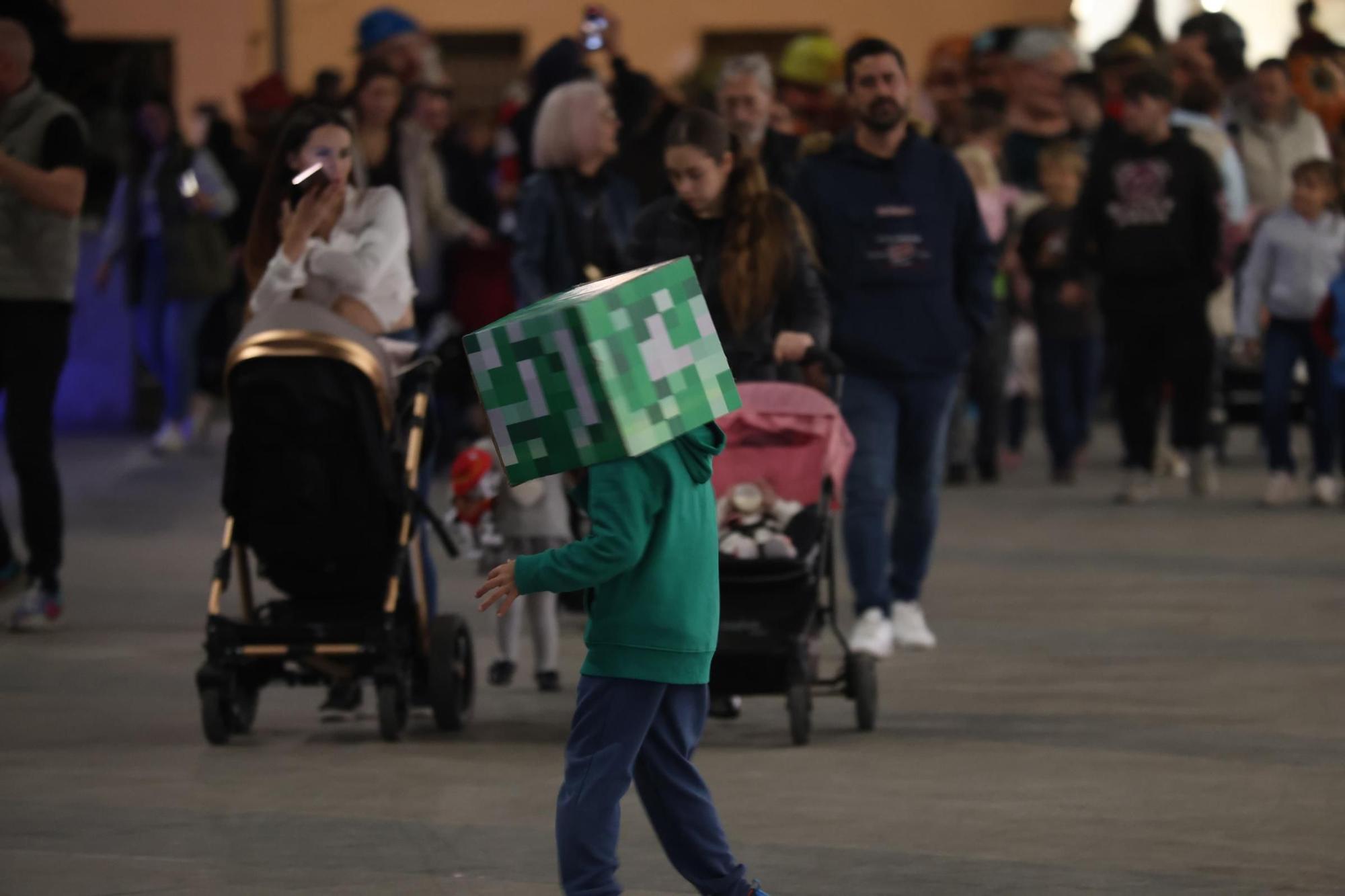 Llegan Lilí, El Lobo, El Ogro, la Serafina y el Ora Por Nobis. Es la Charamita. Es fiesta en Torrevieja