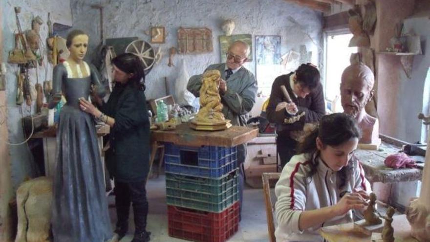 La familia Blázquez (Domingo y sus tres hijas) trabaja en su taller de Moratalla