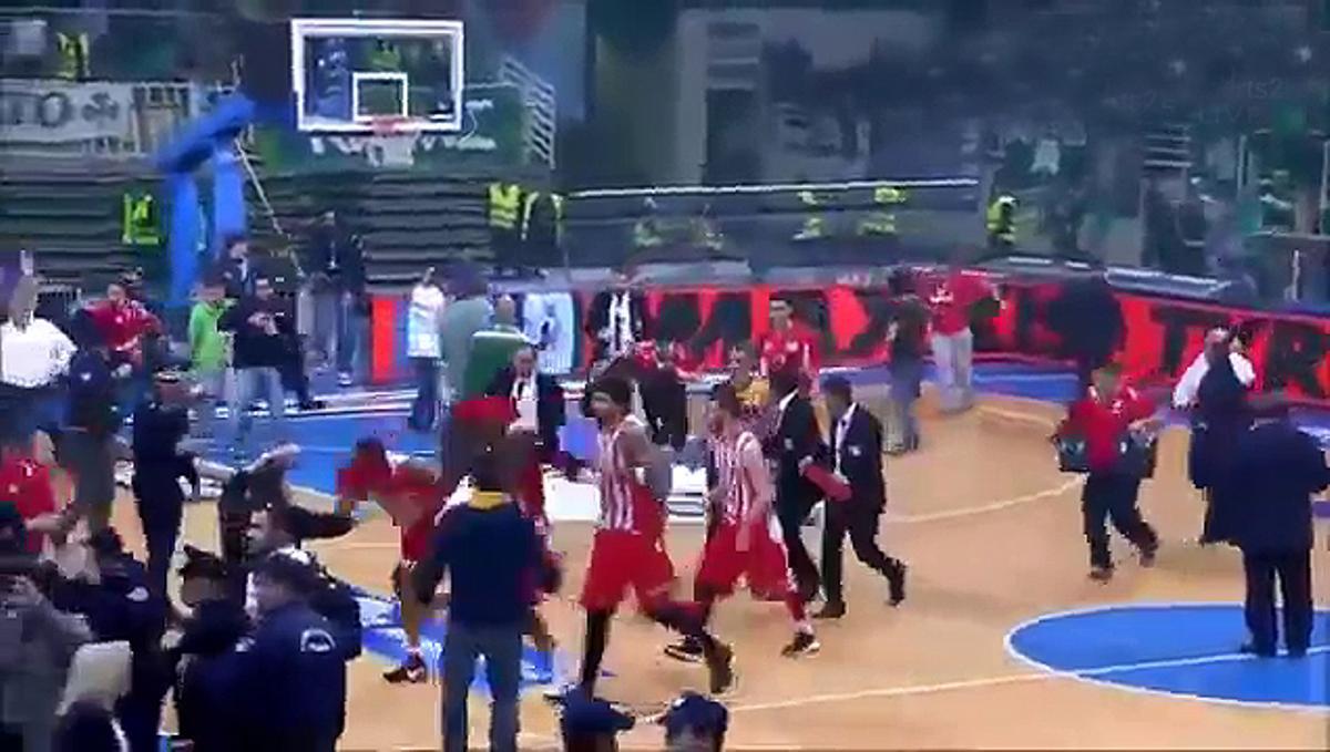 Los aficionados del Panathinaikos invaden la cancha y persiguen a los jugadores del Olympiacos a falta de 90 segundos.