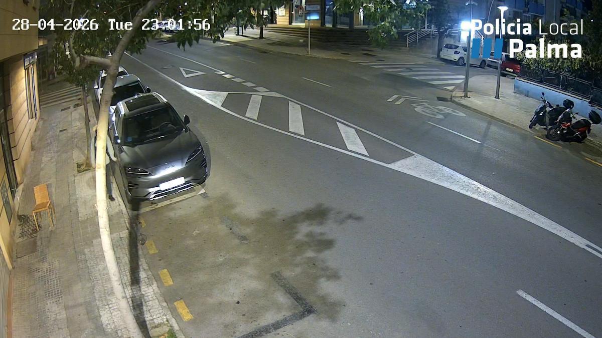 Imagen de la grabación de seguridad en la que aparece el sospechoso rayando el coche.