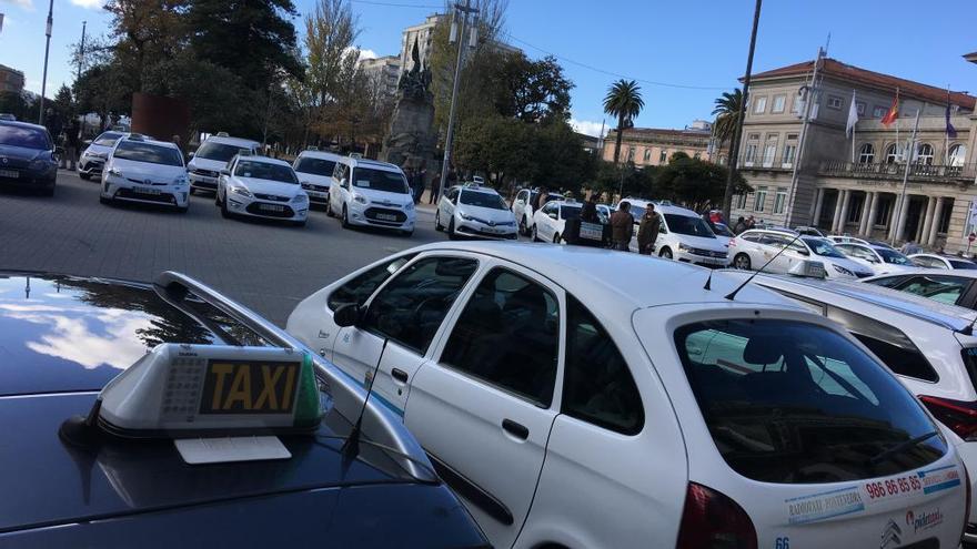 Concentración de taxistas en Pontevedra en protesta por la regulación de las licencias VTC.