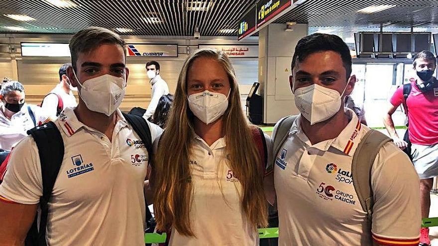 Pelayo Roza, Miriam Vega y Pedro Vázquez, ayer, en el aeropuerto de Barajas antes de viajar hacia Szeged.