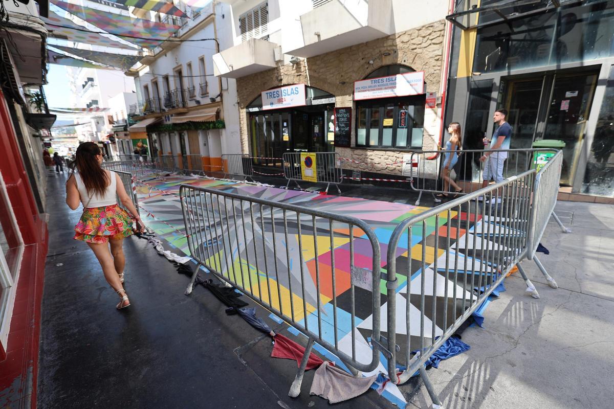 Todas las imágenes de la calle Santa Inés, en Sant Antoni, donde se ha restaurado la obra de Okuda.