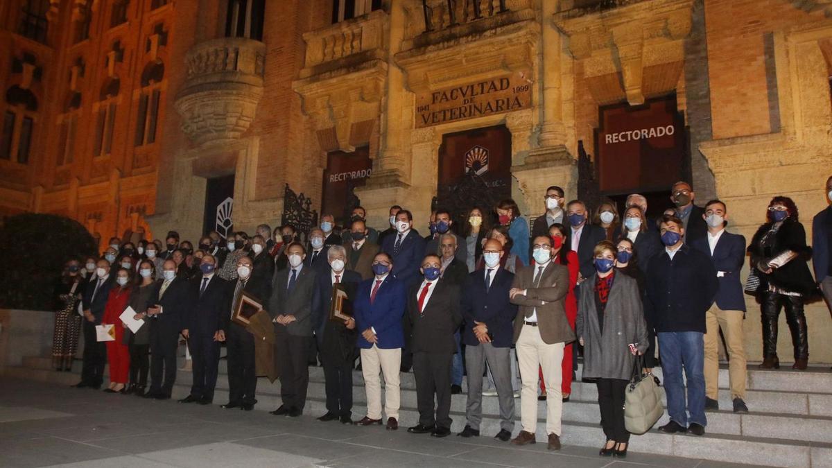 Foto de familia de los premiados y galardonados por la UCO, anoche, en el Rectorado