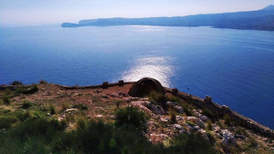 Acampan en el filo del acantilado del cabo de Sant Antoni de Xàbia