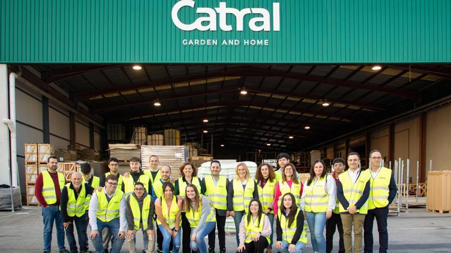 Catral Group recibe la visita de la alcaldesa de Almoradí, María Gómez García, junto con los estudiantes del IES Azud de Alfeitamí