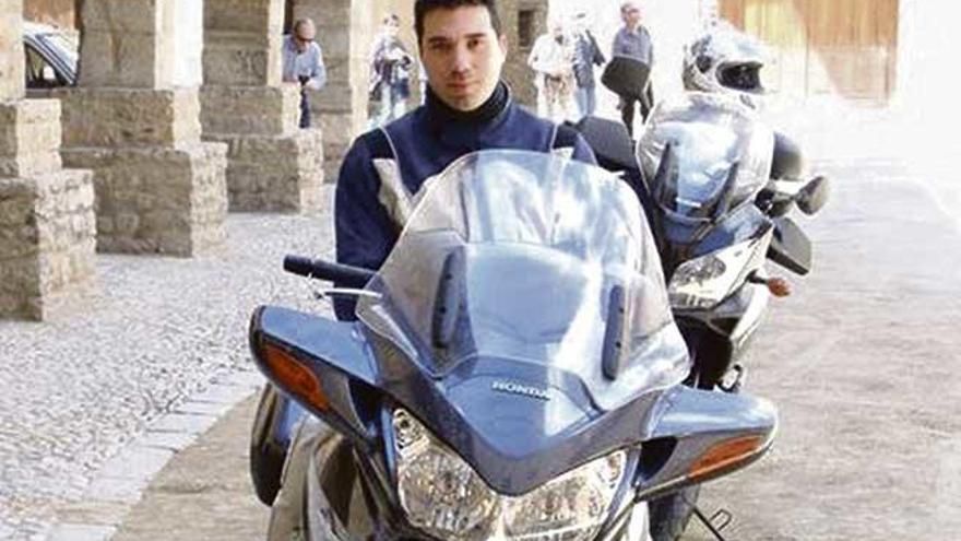 El perjudicado por el supuesto error burocrático, residente en Murcia, a bordo de su motocicleta.