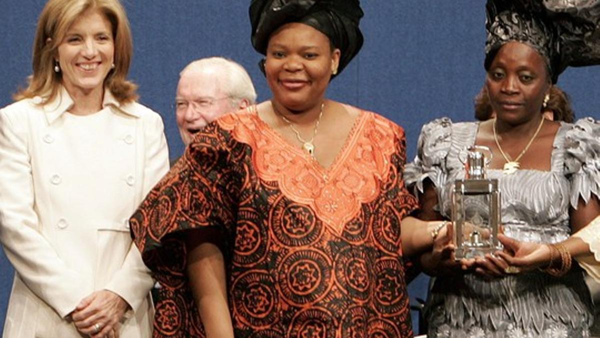 Leymah Gbowee (en el centro) recibe el premio de la Fundación de la Biblioteca John F. Kennedy, junto a Caroline Kennedy y la presidenta de Liberia, Ellen Johnson-Sirleaf, el 18 de mayo del 2009.