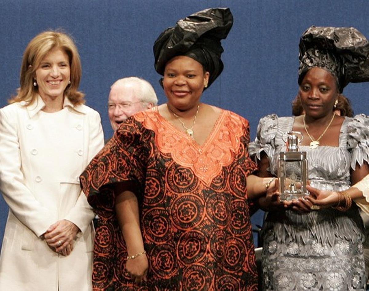 Leymah Gbowee (al centre) rep el premi de la Fundació de la Biblioteca John F. Kennedy, amb Caroline Kennedy i la presidenta de Libèria, Ellen Johnson-Sirleaf, el 18 de maig del 2009.