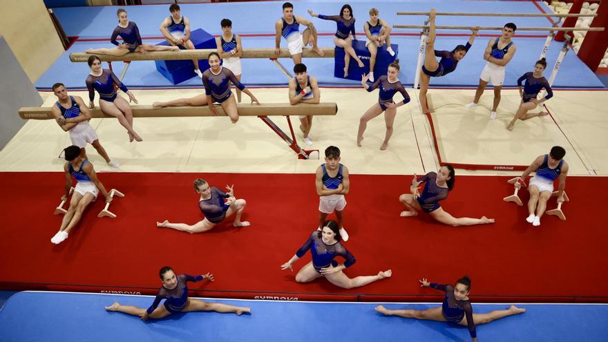 Los gimnastas del Xelska posan antes de viajar a Pamplona para el Campeonato de España