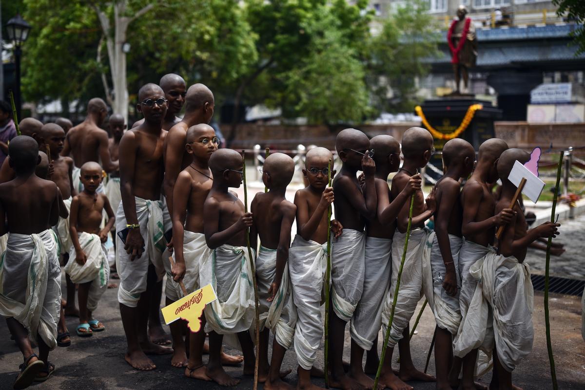 Niños se disfrazan de Mahatma Gandhi con motivo del 153 aniversario del nacimiento de Mohandas Karamchand Gandhi, considerado el Padre de la Nación en India, en el Museo Egmore, en Chennai, India