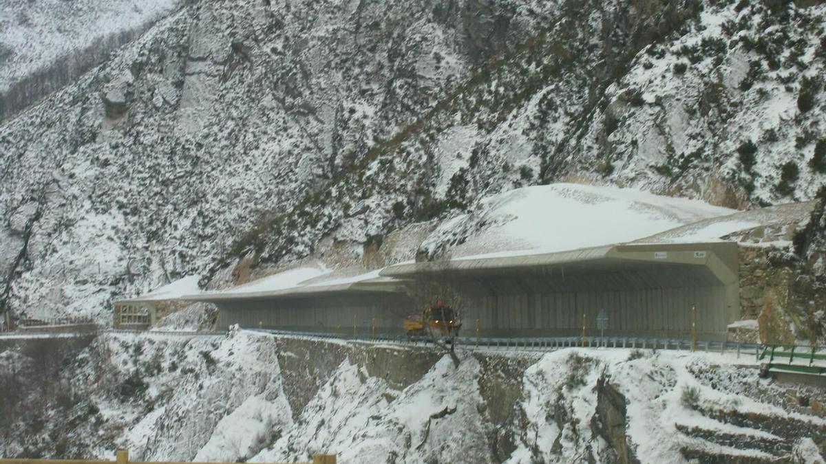 Una máquina quitanieves atravesando una de las viseras antialudes actuales de San Isidro