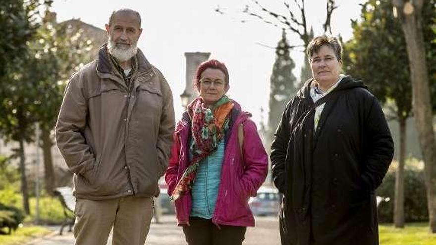 Por la izquierda, Manuel López, Isolina Escobar y Eloína Bermejo.