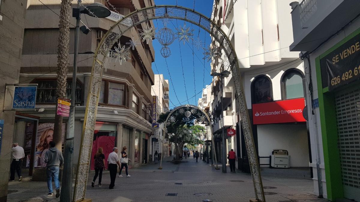 Ciudadanos en la calle Real de Arrecife en diciembre de 2022.