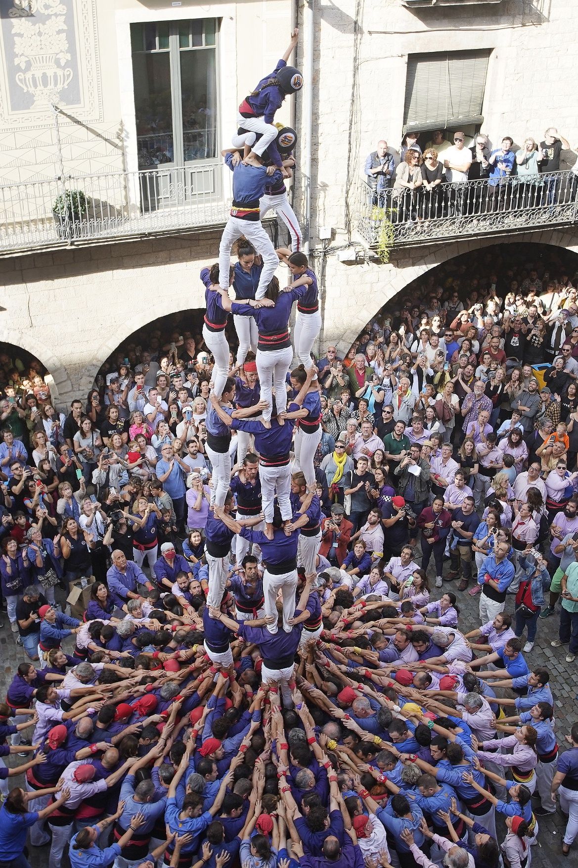 La plaça del Vi s'omple per gaudir dels castells en un matí assolellat