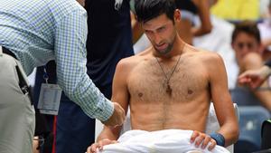  Un cardiólogo examina a Djokovic en su partido ante Fucsovics