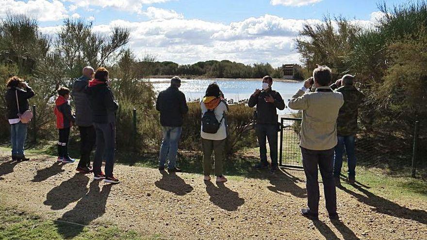 Un grupo de personas visita la Reserva de las Lagunas de Villafáfila