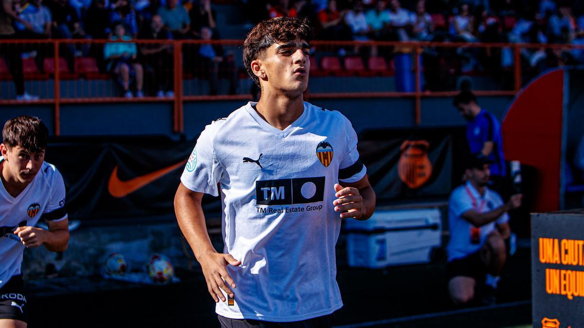 Víctor, antes de empezar un partido con el Valencia Mestalla