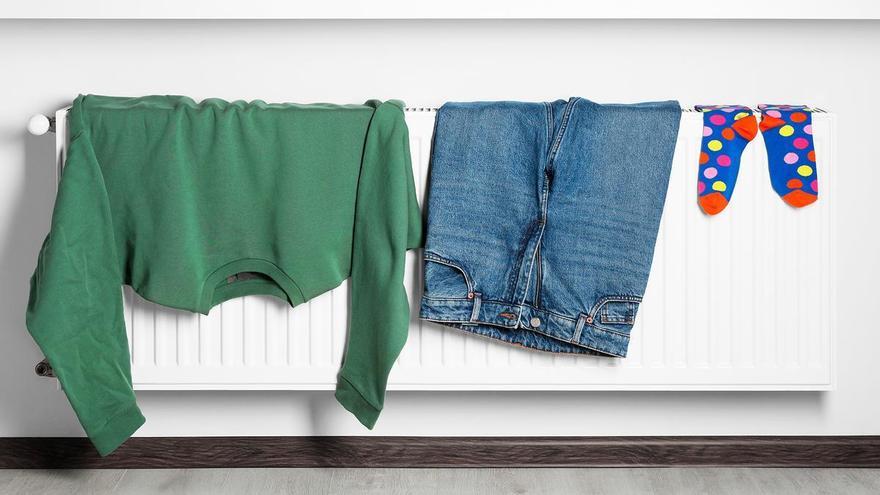 Adiós a secar la ropa en los radiadores: el remedio con el que lo puedes hacer dentro de casa y sin formar humedades