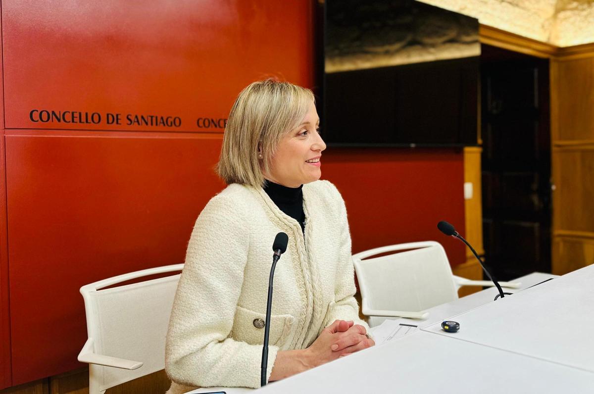 A concelleira socialista Marta Abal na sala de prensa do Pazo de Raxoi