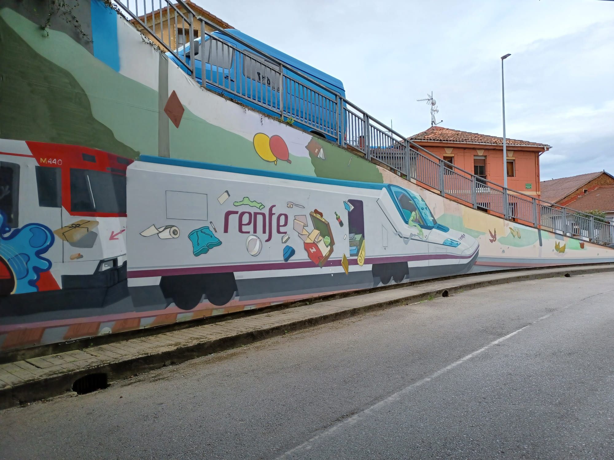 El grafiti más grande de Asturias en lona está en Llanera: así es el mural gigante de la localidad de Villabona