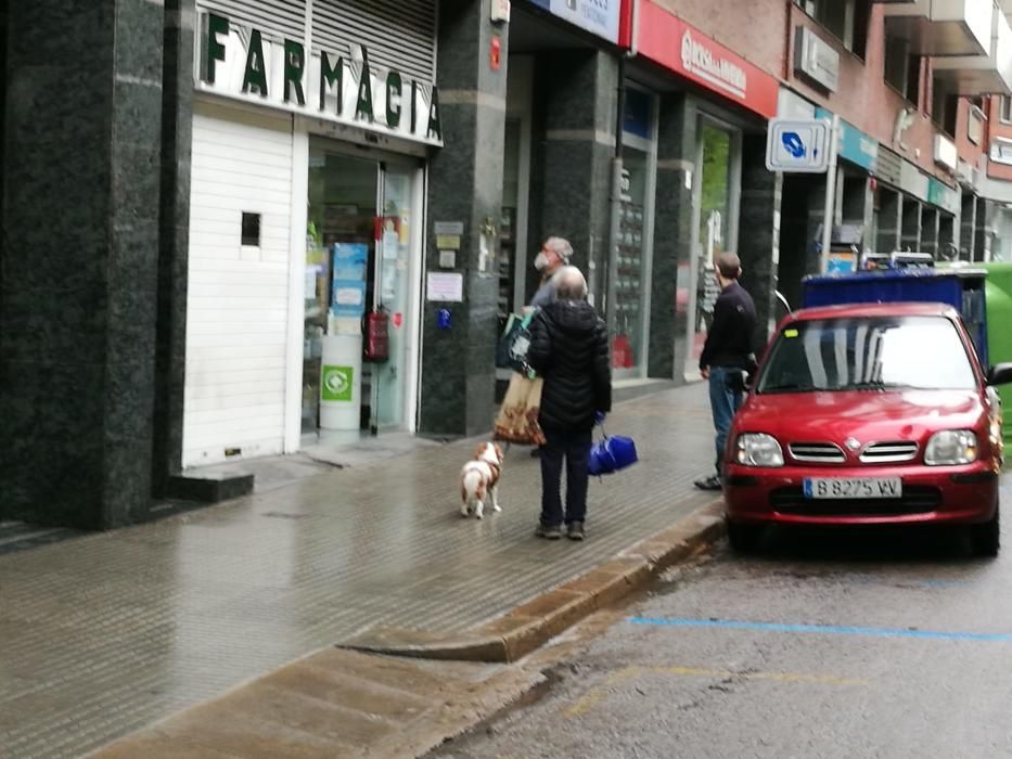 El primer dia per recollir una mascareta gratuïta comença sense cues a les farmàcies de Manresa