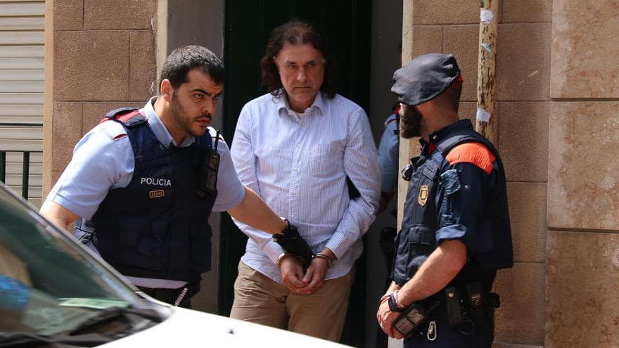 El detingut, sortint de la casa amb dos mossos