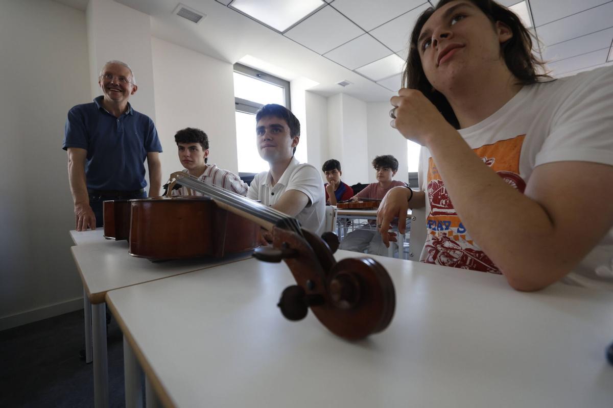 En imágenes: La última sesión del taller de luthería en el conservatorio de Avilés