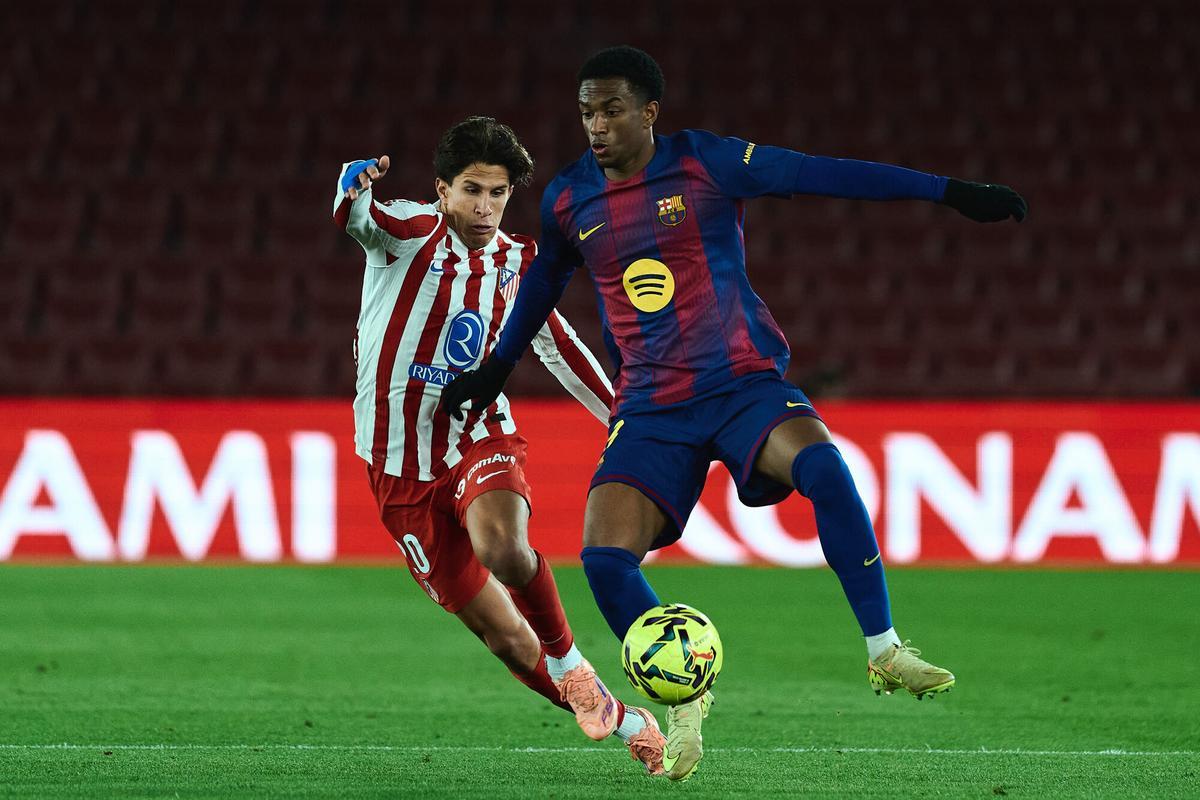 02/12/2025 December 2, 2025, Barcelona, Spain: BARCELONA, SPAIN - DECEMBER 02: .Alejandro Balde of FC Barcelona competes for the ball with Giuliano Simeone of Atletico de Madrid during the La Liga EA Sports match between FC Barcelona and Atletico de Madrid at the Spotify Camp Nou on December 2, 2025 in Barcelona, Spain DEPORTES Europa Press/Contacto/Gerard Franco
