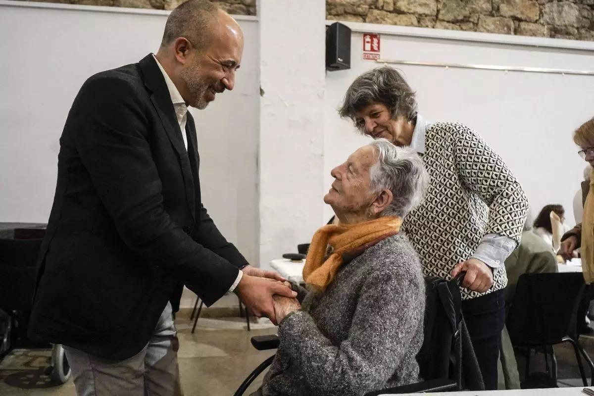 El alcalde de Manresa, Marc Aloy, saludando a Carme Noguera