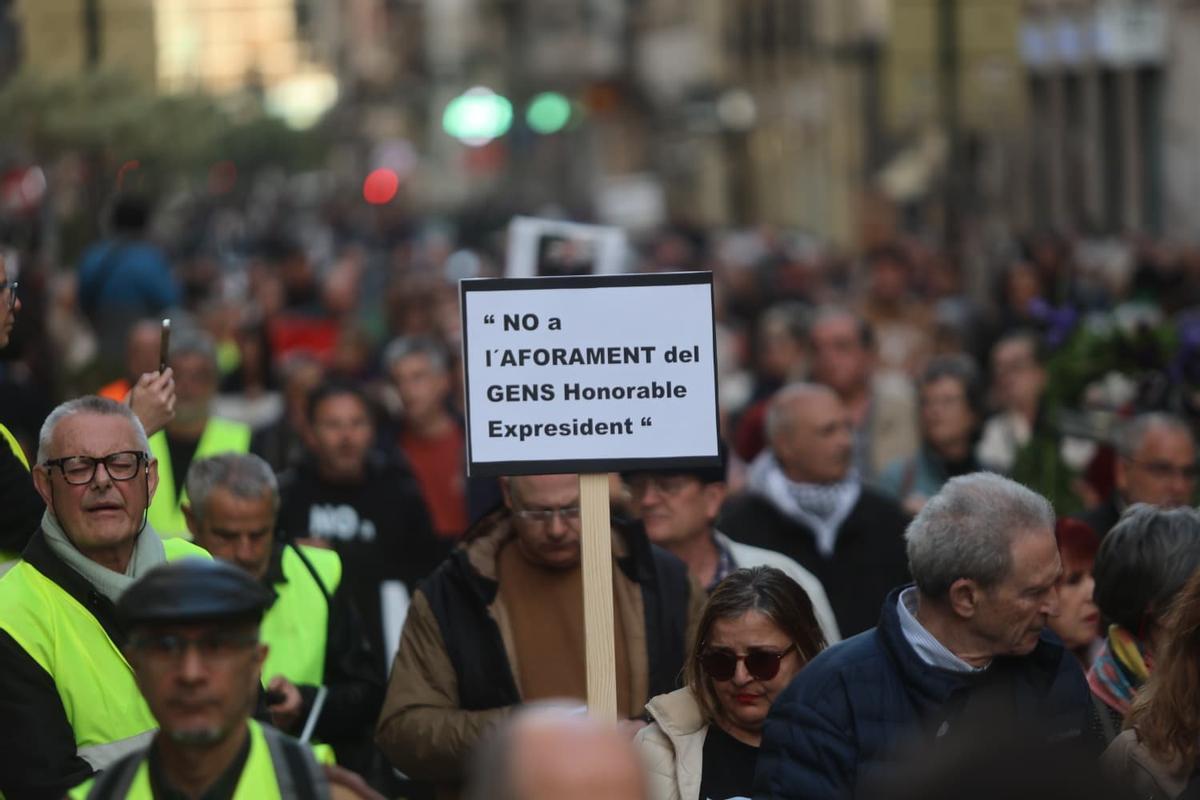 Miles de personas recorren València en la primera manifestación contra Mazón tras su citación como testigo