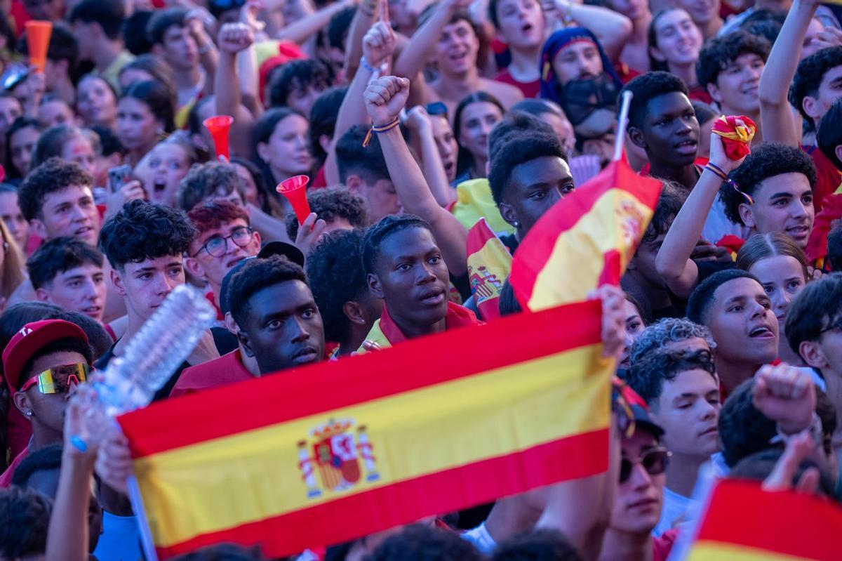 Más de 7.500 personas vivieron la final del Mundial en la Plaza de Cervantes de Alcalá: búscate en las fotos
