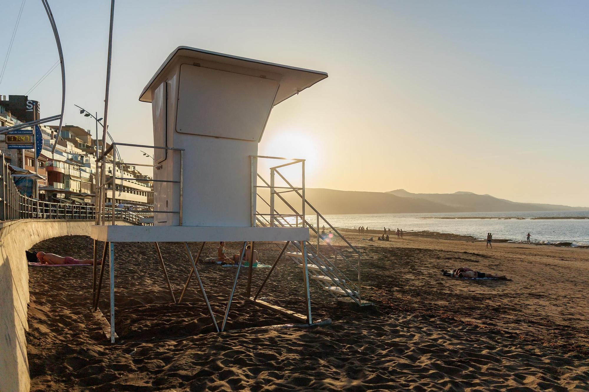 La playa de Las Canteras estrena nuevas torres de vigilancia, tarimas flexibles accesibles en la arena y un sistema de reanimación automático