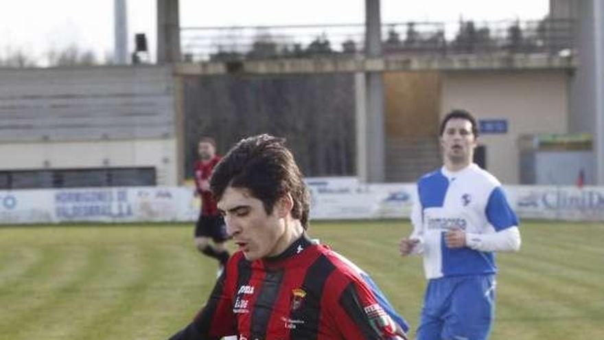 Matelo golpea el balón en el partido jugado ayer. // Bernabé/Gutier