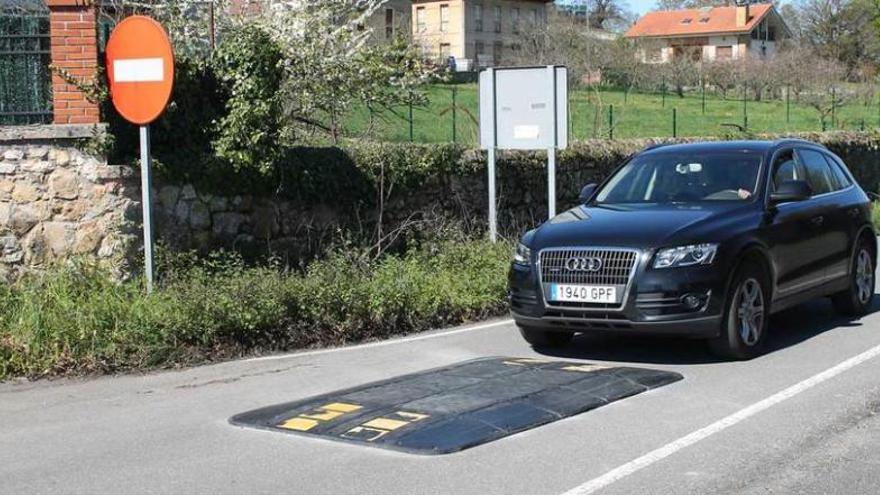 Un coche pasando ayer por el cojín berlinés del cruce de El Rebalde.