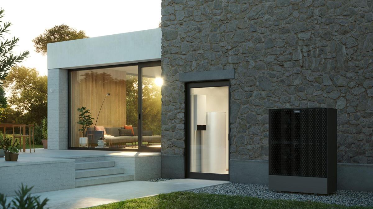 Design und Effizienz in perfekter Balance – eine für ihr Design ausgezeichnete Viessmann Wärmepumpe an einer Hauswand.