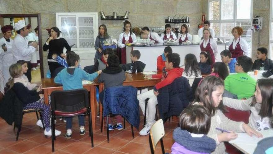 Los escolares, ayer, durante el almuerzo en Arcade. // FdV