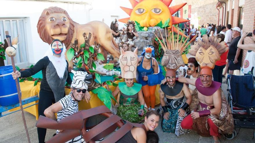 Desfile de carrozas en Coreses durante el inicio de las fiestas el año pasado.