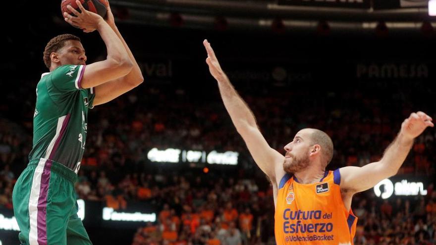 El base del Valencia Basket Quino Colom trata de bloquear al alero del Unicaja Málaga Axel Toupane.