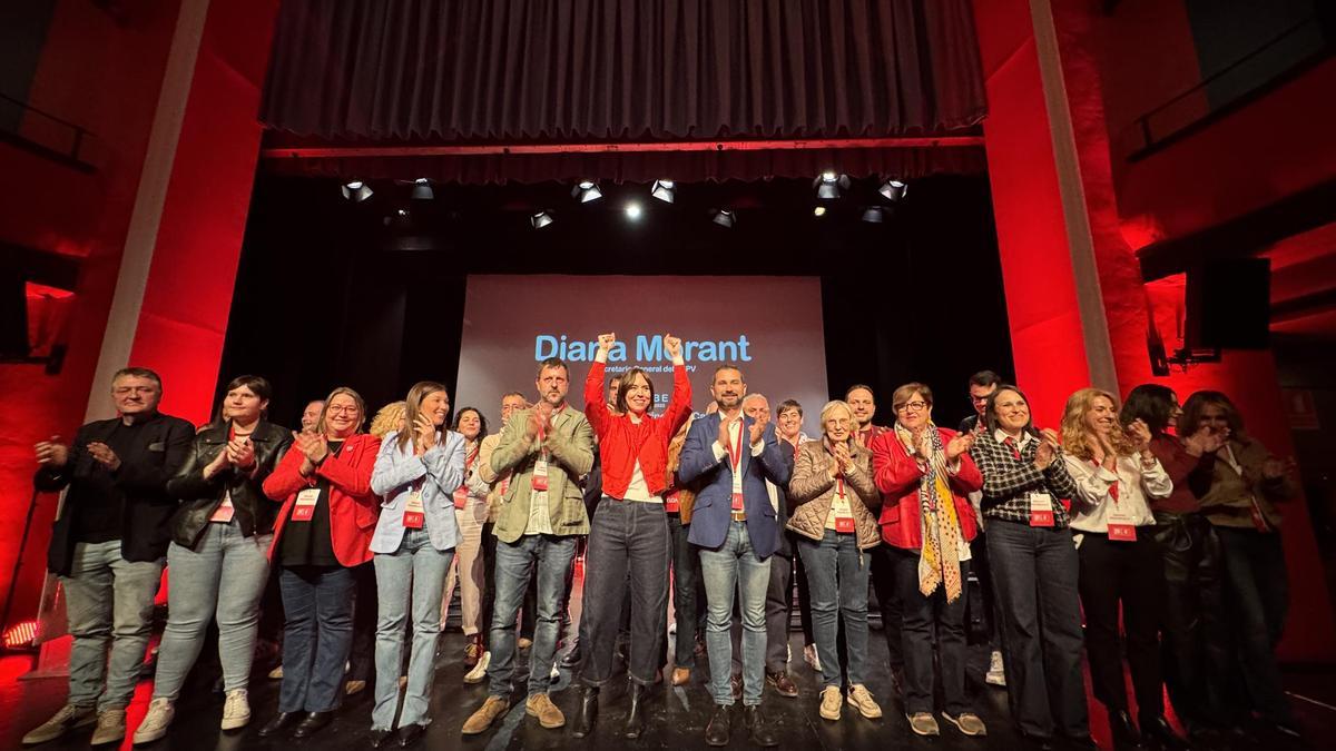 La secretaria general del PSPV, Diana Morant, y el líder provincial, Samuel Falomir, con la nueva ejecutiva de los socialistas castellonenses, al cierre del congreso.