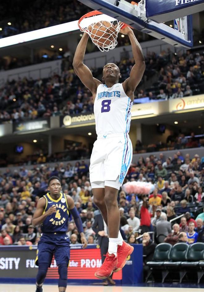 Bismack Biyombo # 8 de los Charlotte Hornets machaca el aro de los Indiana Pacers en Bankers Life Fieldhouse.