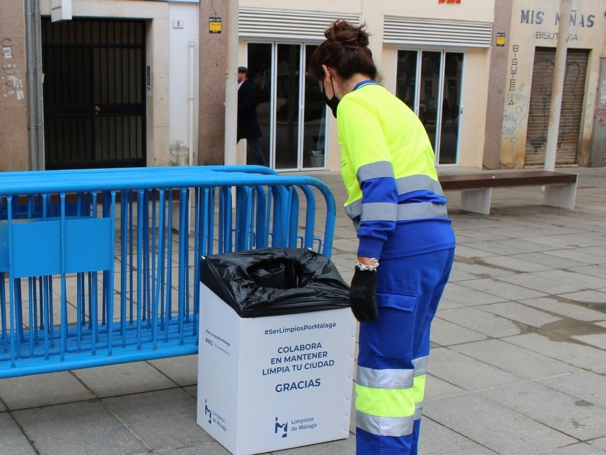 Archivo - Operario de Limasam en una imagen de archivo