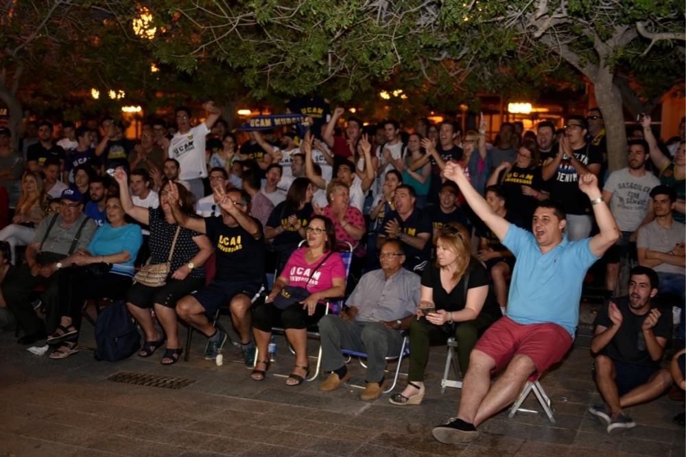 Los aficionados del UCAM lo celebran desde la universidad