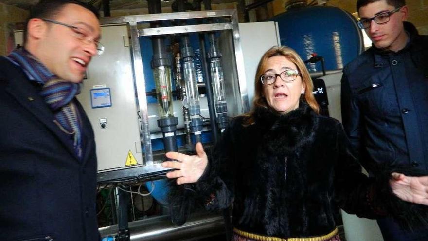 Mayte Martín Pozo en una visita a las instalaciones de agua de Arcenillas.