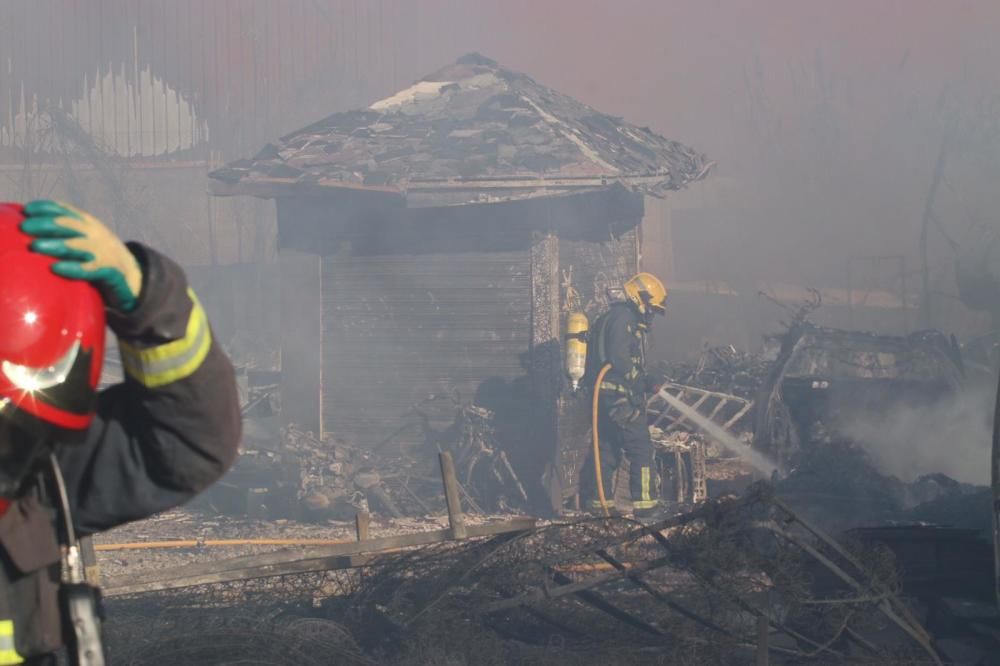 Incendio en un desguace del polígono Guadalhorce