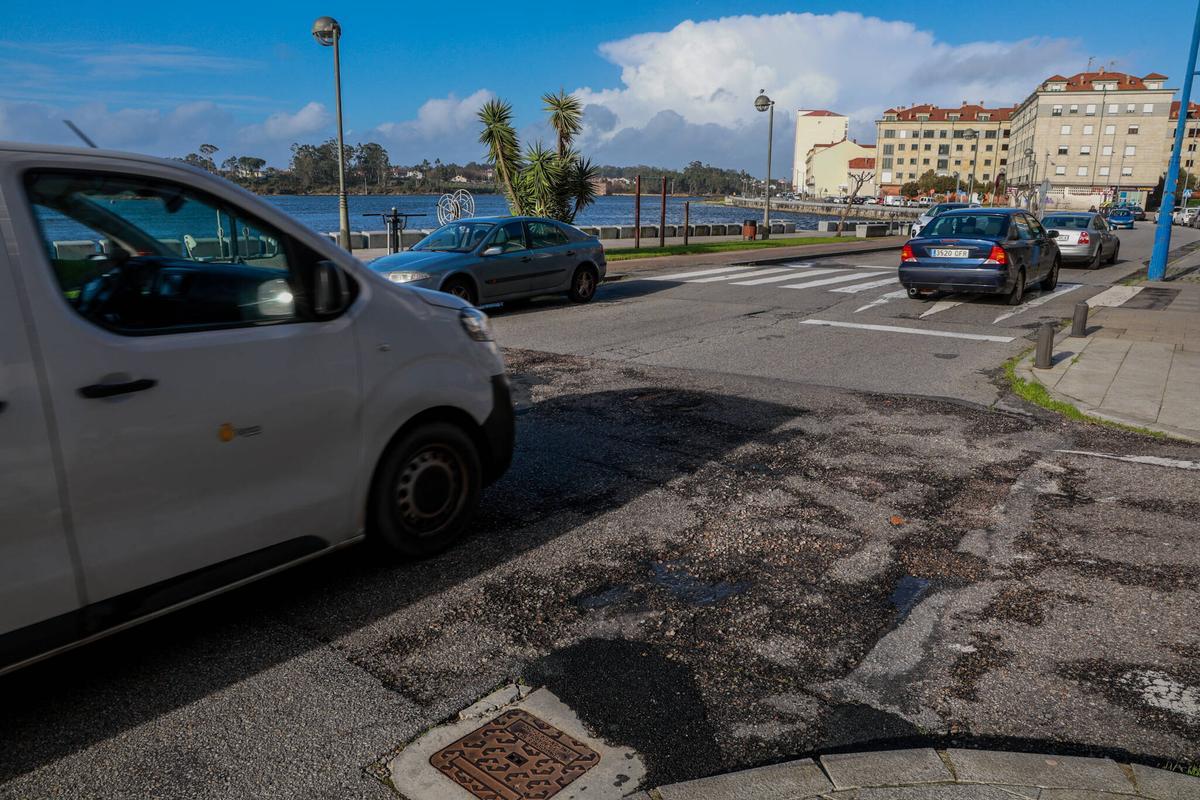 Mal estado del asfalto en la calle O Pombal