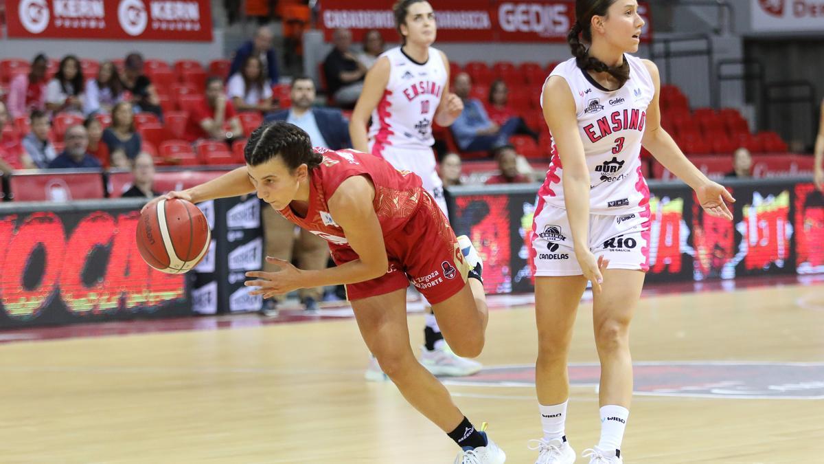 La jugadora del Ensino Lugo tras hacer falta a la jugadora de Casademont