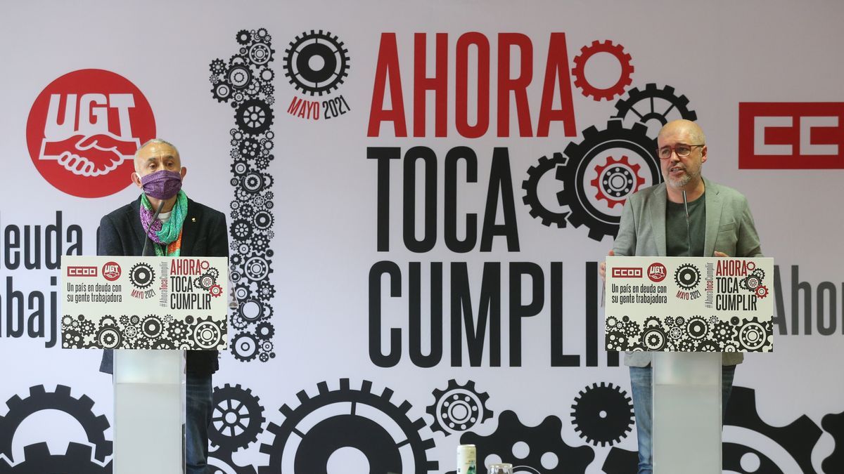 El secretario general de UGT, Pepe Álvarez (i) y el secretario general de CCOO, Unai Sordo (d) intervienen durante la presentación de los actos de conmemoración del Primero de Mayo, a 22 de abril de 2021, en Madrid (España).