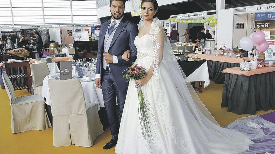 Una pareja de jóvenes simula un matrimonio en la feria de la boda celebrada este año en Ifeza.